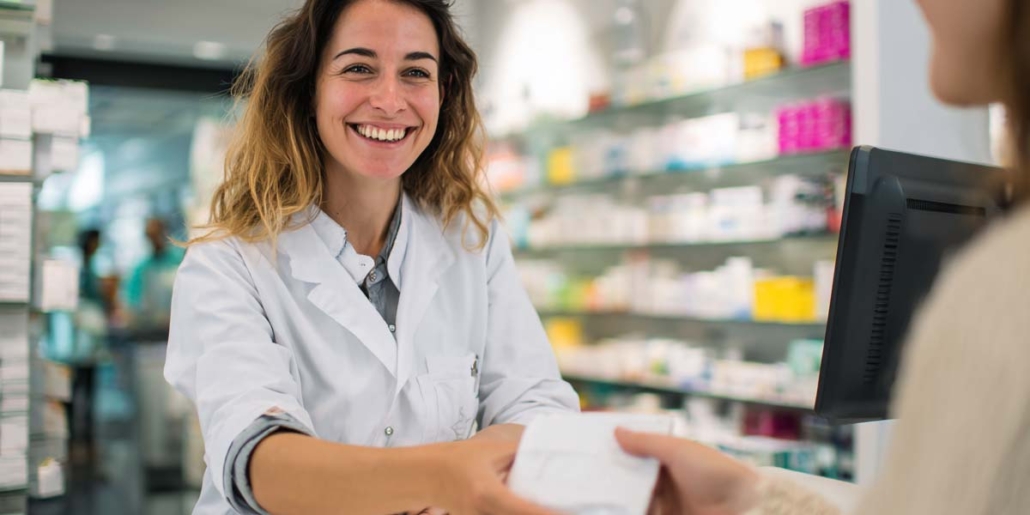 Lächelnde Apothekerin in Cannabis Apotheke, Online Lieferung